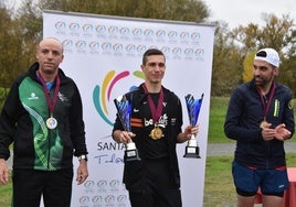 Adrián Parras (centro), junto a Lorenzo Civicos y Marcos Díaz