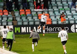 Maikel Villajos celebra su gol en el añadido y sus compañeros corren a abrazarle.