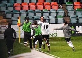 Los jugadores del Salamanca UDS celebran eufóricos el tanto del triunfo albinegro.