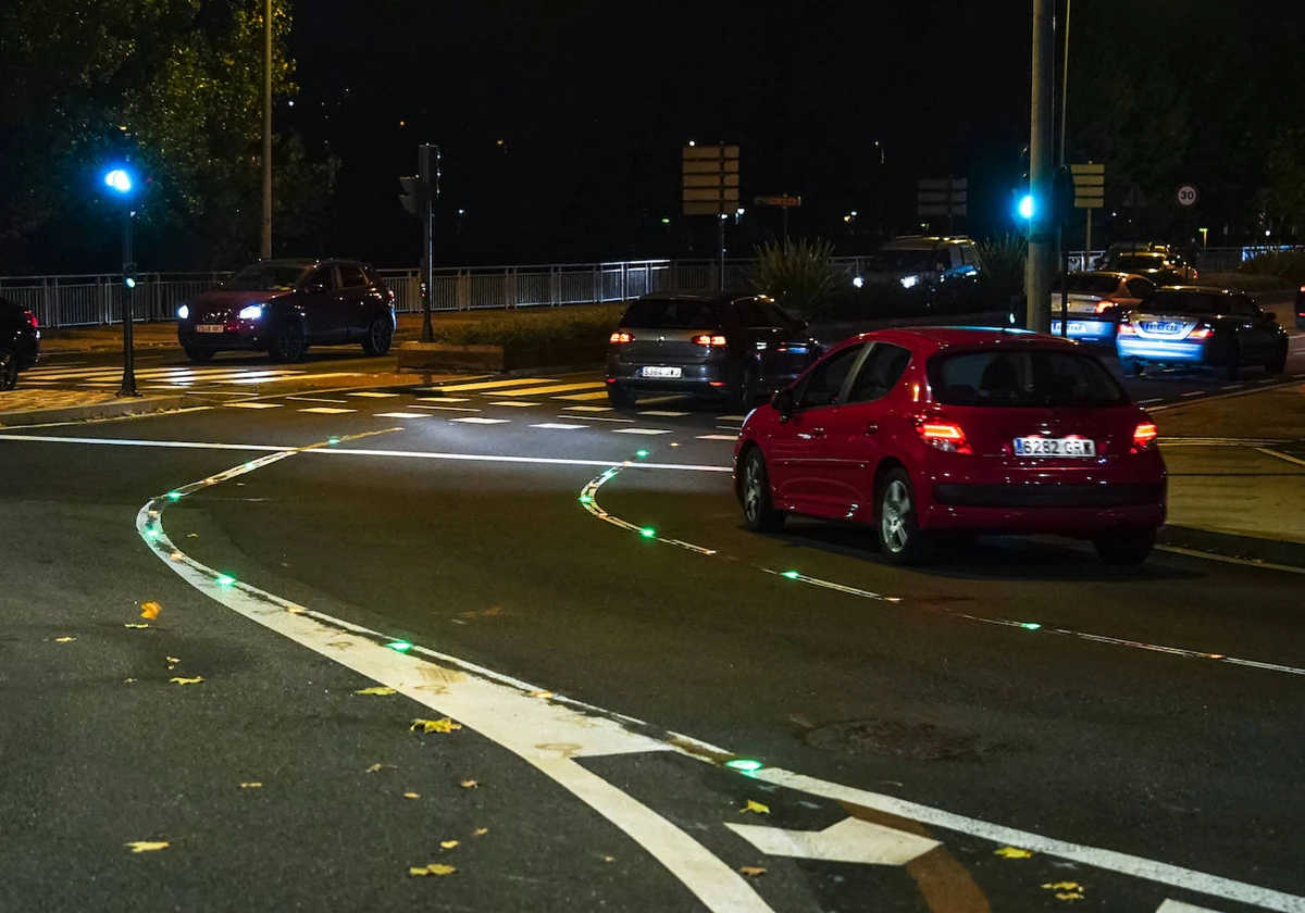 Dos líneas de luces acordes con el color del semáforo para vehículos.