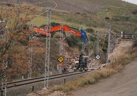 Derribo del puente situado junto al Puerto Seco.