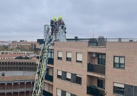 Los Bomberos intervienen en la calle Conde Don Vela.