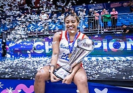 Arella Guirantes, con la copa del Centrobasket ganada esta pasada madrugada en México.