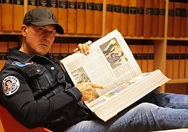 Richy Castellanos en la hemeroteca de LA GACETA, echando un ojo al fútbol y a los toros, sus pasiones.