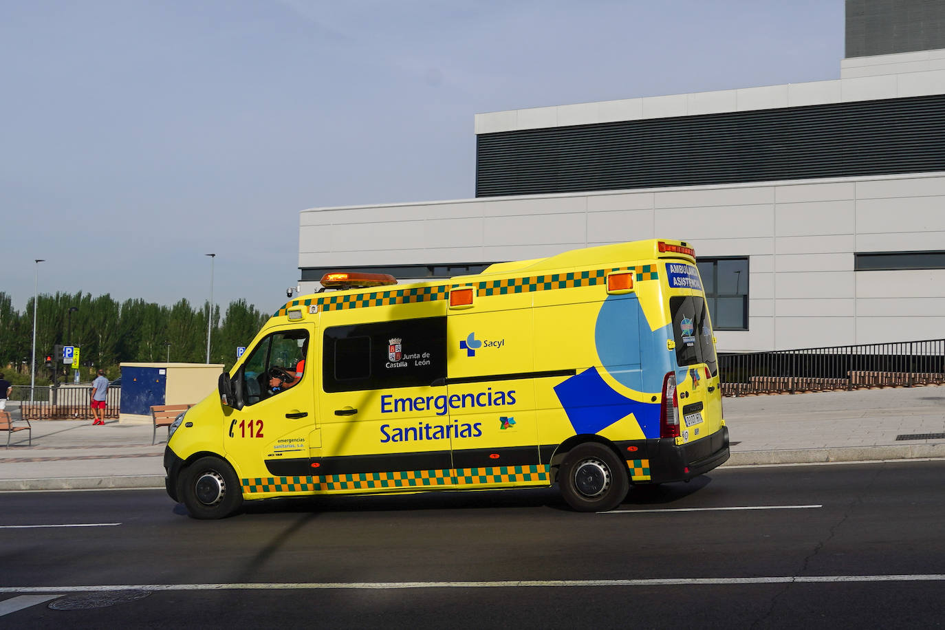 Una ambulancia circula por la capital.