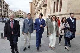 Alfonso Fernández Mañueco, acompañado a su llegada a Salamanca.