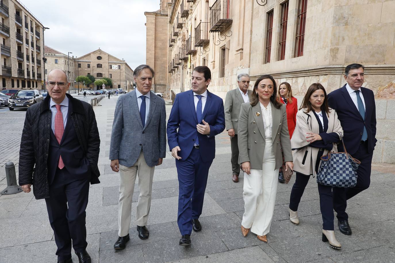 Alfonso Fernández Mañueco, acompañado a su llegada a Salamanca.