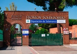 Puerta de acceso al Reina Sofía por la avenida Hilario Goyenechea.