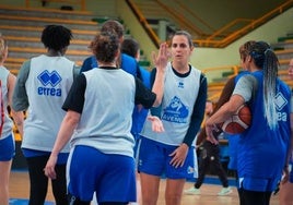 Silvia Domínguez choca su mano con Andrea Vilaró en un entrenamiento en Würzburg.