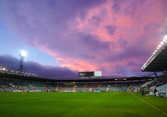 Vista del estadio Helmántico, con todos sus focos encendidos, durante el choque de este domingo.