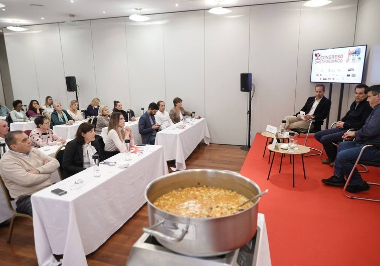 Mesa del congreso con la legumbre como protagonista.