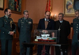 Marcos Iglesias delante de la maqueta del barco donada al Ayuntamiento