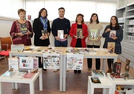 Momento de la presentación de las novedades bibliográficas del centro guijuelense.