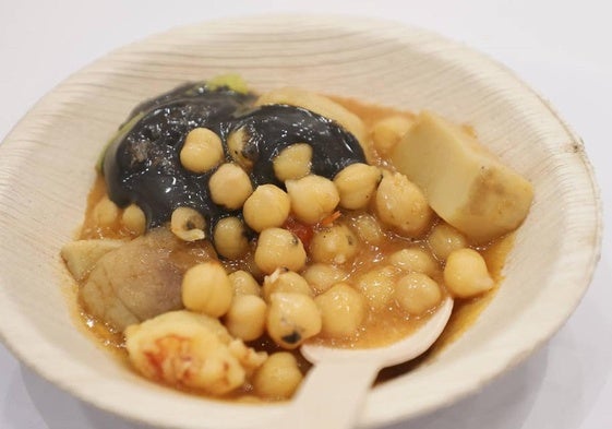 Garbanzos con boletus y langostinos.