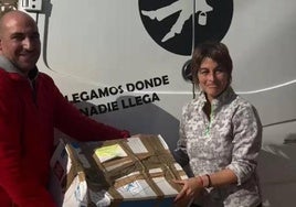 José Luis Roncero entregando una caja con ayuda a una afectada por la DANA.