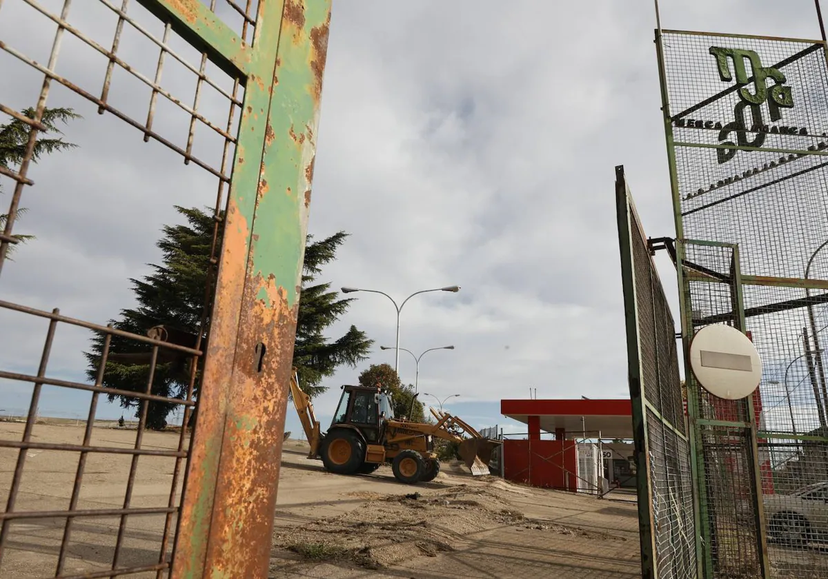 Una excavadora limpia parte de la parcela en la que se habilitarán las plazas de aparcamiento.