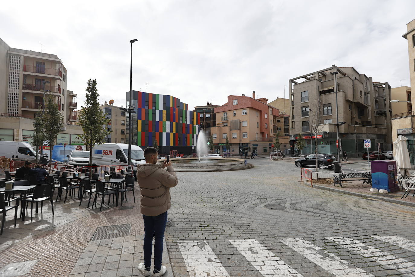 Arranca la plantación de los nuevos árboles de la plaza del Oeste