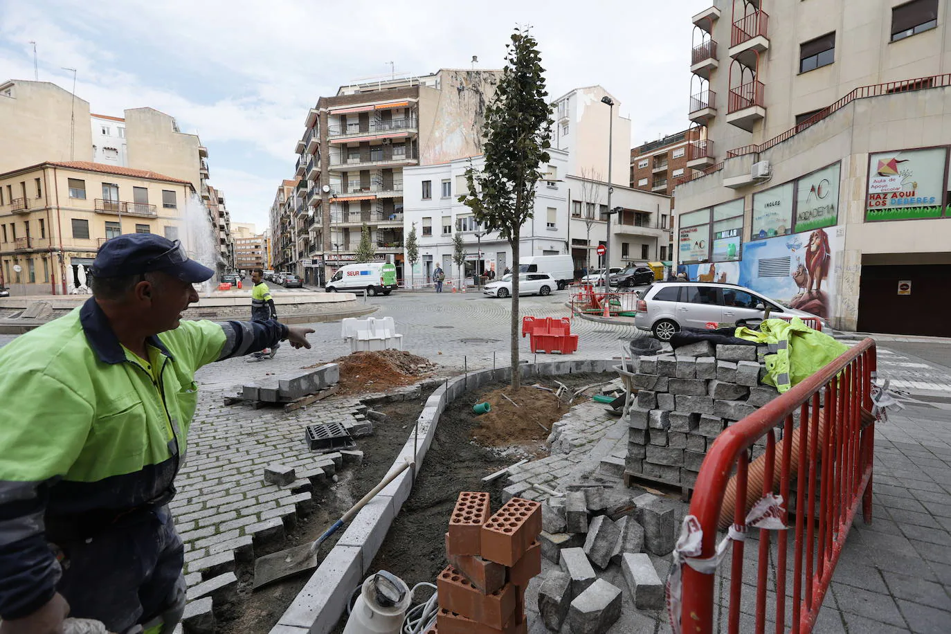 Arranca la plantación de los nuevos árboles de la plaza del Oeste