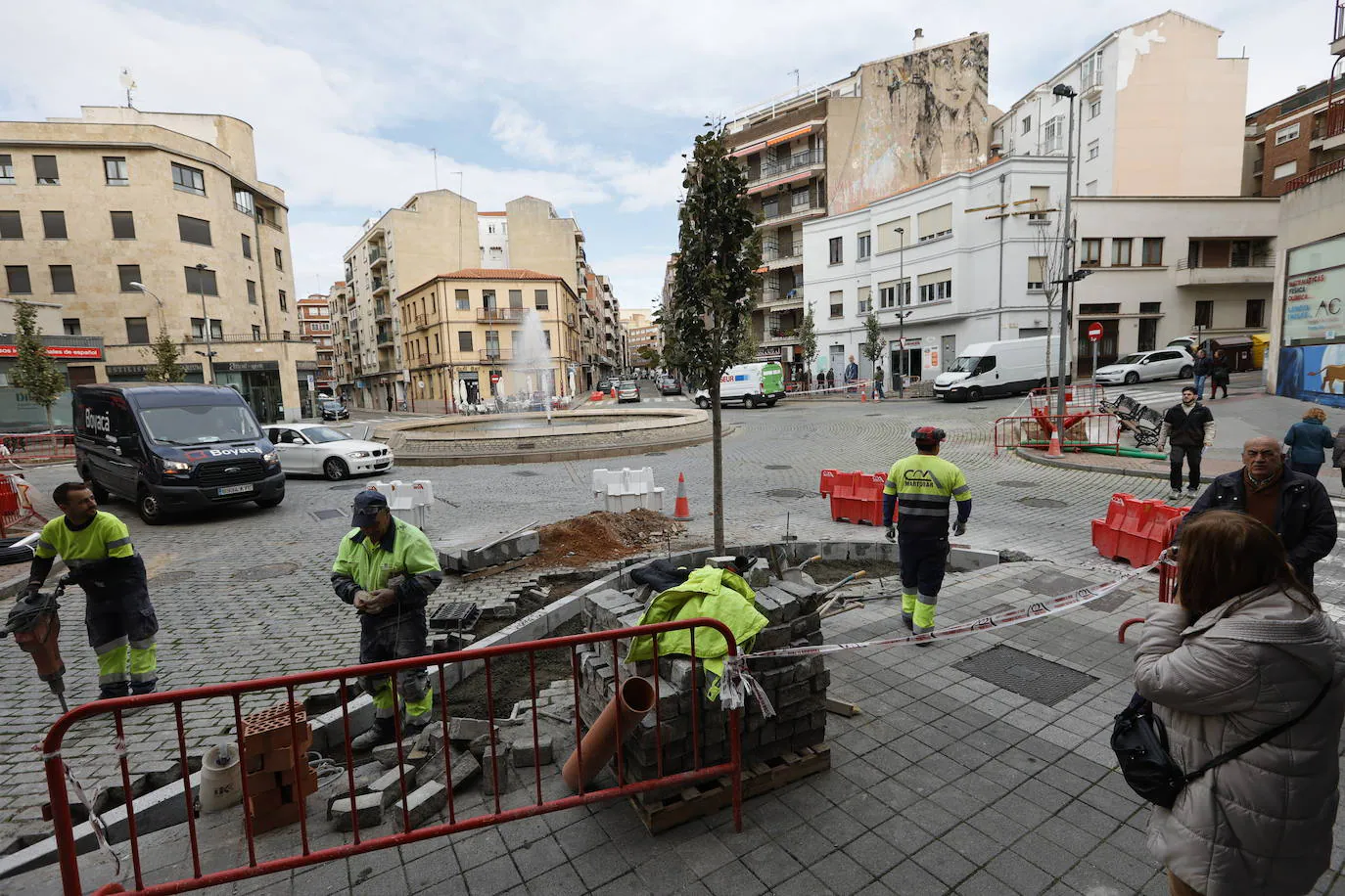 Arranca la plantación de los nuevos árboles de la plaza del Oeste