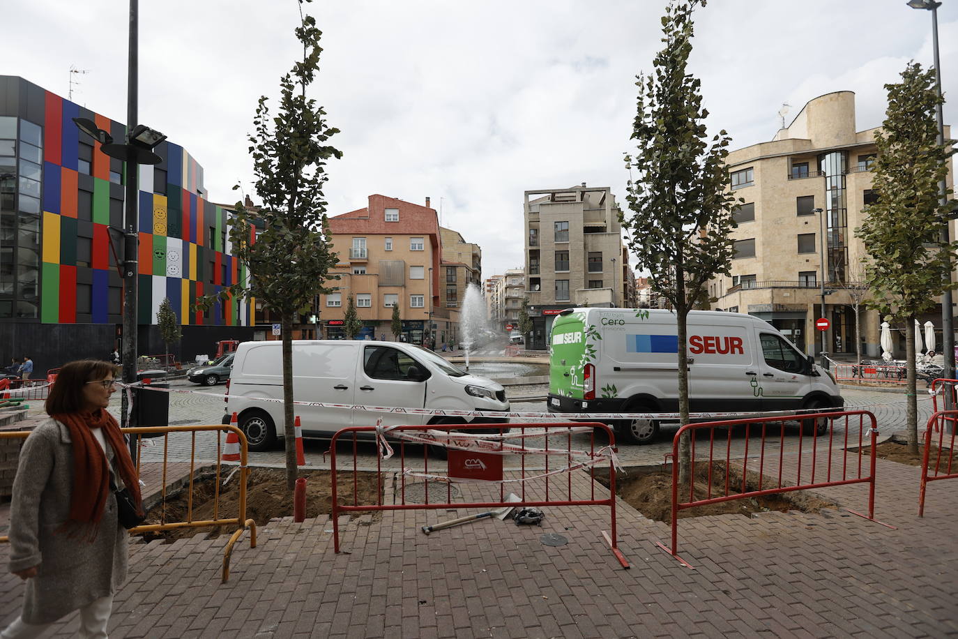 Arranca la plantación de los nuevos árboles de la plaza del Oeste