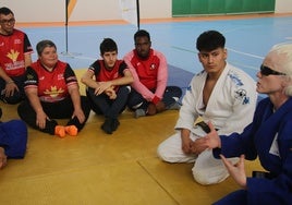 Marta Arce junto a los deportistas en la máster class celebrada en Santa Marta de Tormes.