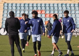 Javi Navas y Dueñas charlan durante la sesión de trabajo de este viernes en el Helmántico