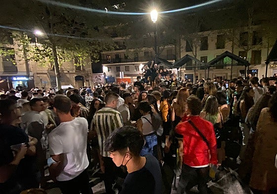 Jóvenes de fiesta en la plaza de San Justo.