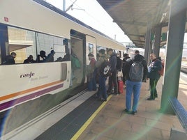 Pasajeros volviendo a subir al tren por segunda vez en Vialia este viernes.