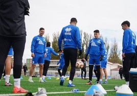 Baz, Pascual y Vergés en un rondo en la última sesión de entrenamiento en el campo anexo al Reina Sofía.