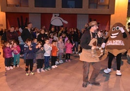 Momento de la celebración de la castañada en la plaza de Villamayor