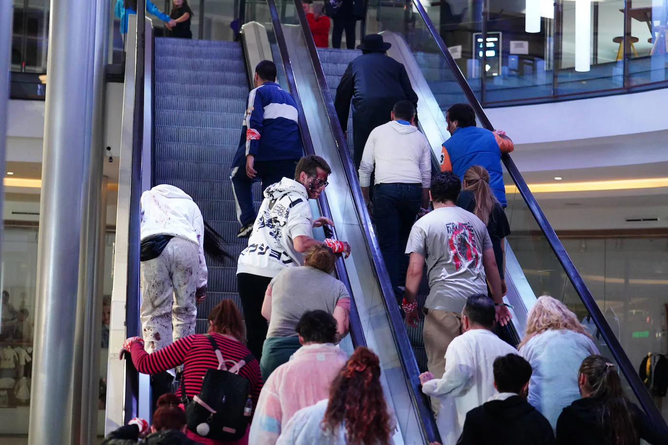 La invasión zombie en el Centro Comercial El Tormes, en imágenes