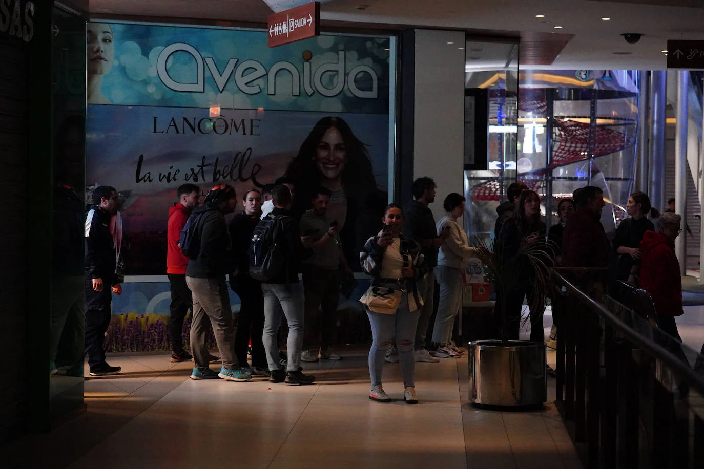 La invasión zombie en el Centro Comercial El Tormes, en imágenes