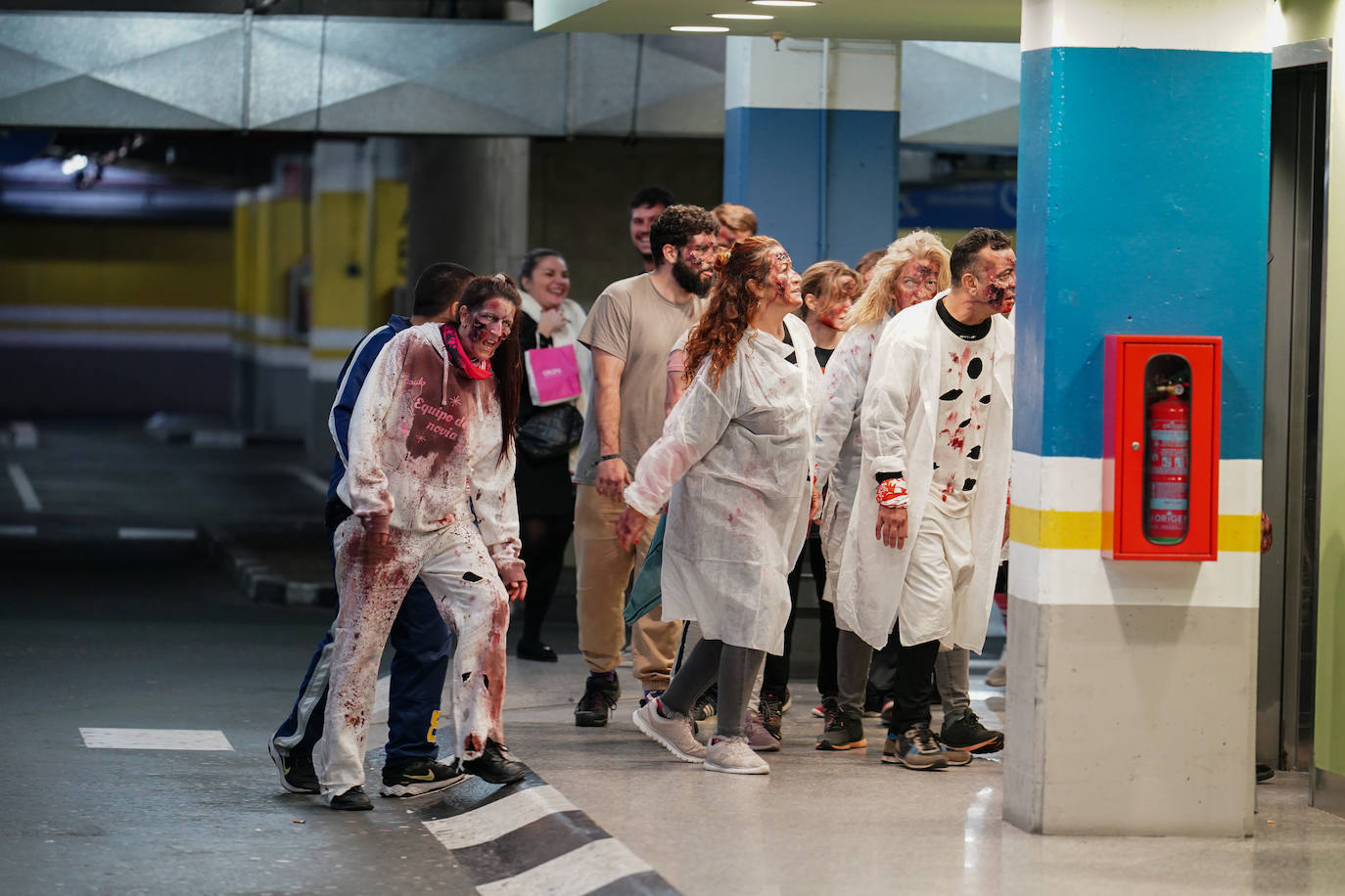 La invasión zombie en el Centro Comercial El Tormes, en imágenes