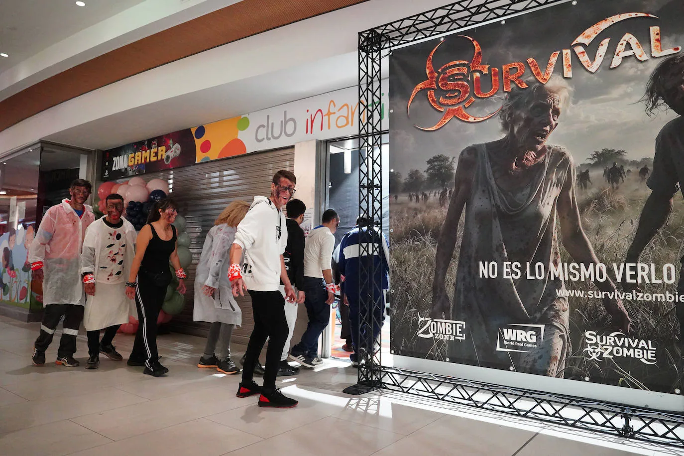 La invasión zombie en el Centro Comercial El Tormes, en imágenes