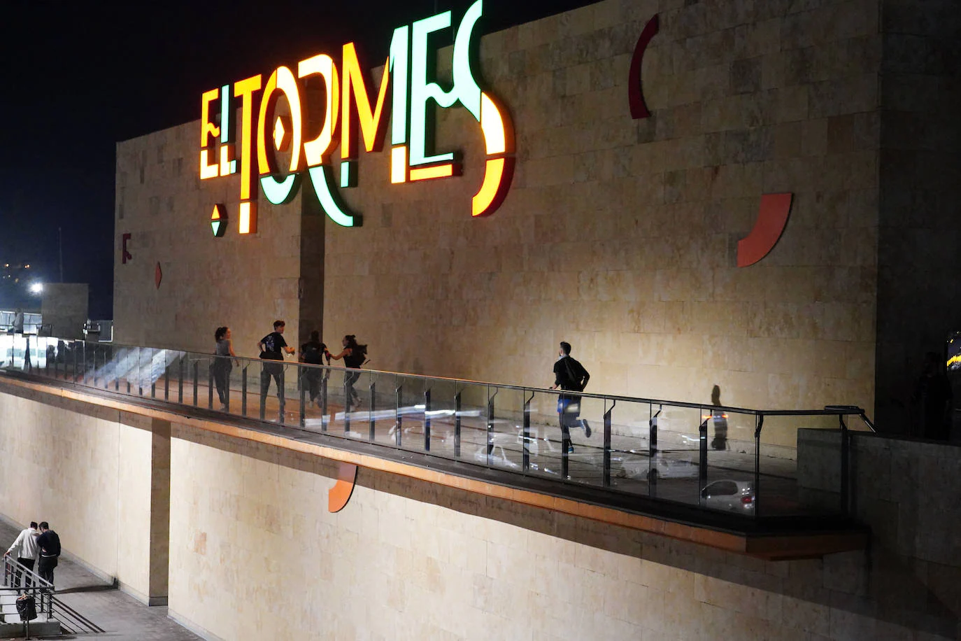 La invasión zombie en el Centro Comercial El Tormes, en imágenes