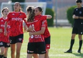 Las jugadoras del Salamanca FF se abrazan tras el tanto de María González a los 41 minutos de partido.