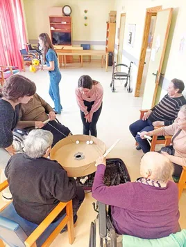 Las jornadas intergeneracionales de terapia ocupacional en Residencias Abadengo.