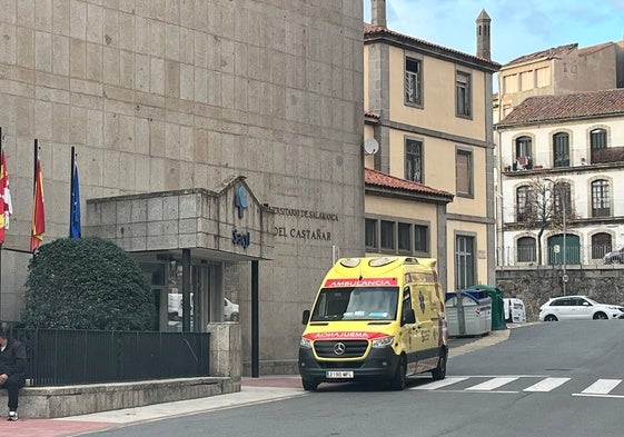 Imagen del exterior del hospital «Virgen del Castañar» con una ambulancia aparcada en la puerta.