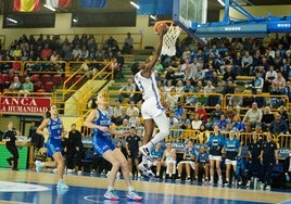 Sika Koné deja una bandeja en el partido contra el Basket Landes en Würzburg.