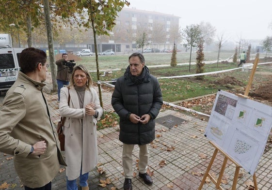 Carlos García Carbayo y María José Coca durante sus visita de este martes a El Zurguén.