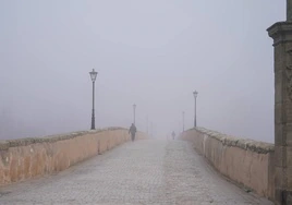 El puente Romano en un día frío y con niebla.