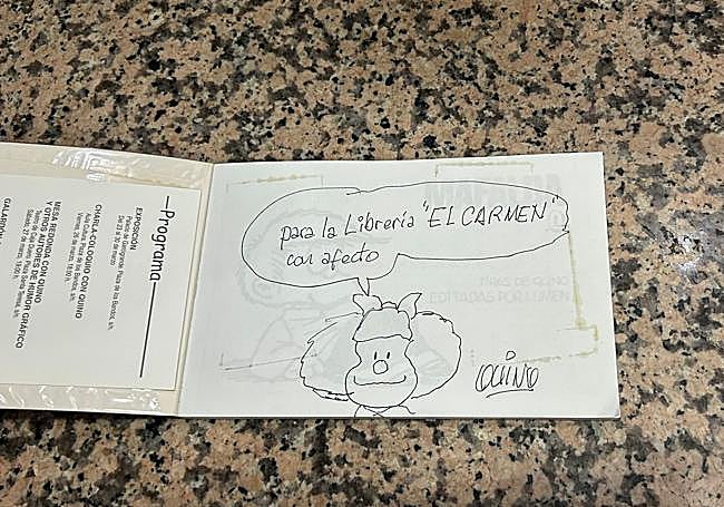 En la primera imagen, la dedicatoria de Quino, en la segunda, el escritor visita su exposición en Salamanca y entre los presentes podemos ver a José Luis Delgado.