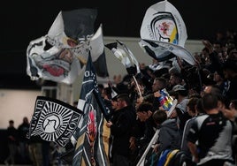 Banderolas de Unionistas en el Fondo Oeste del Reina Sofía este pasado domingo.