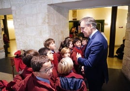 El alcalde, Carlos García Carbayo, con algunos de los niños que han acudido al acto de El Liceo este miércoles.