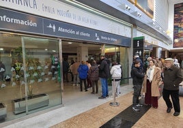 Colas para sacar los abonos de Renfe a principios de año.