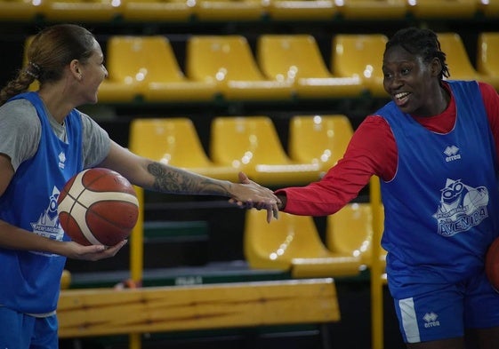 Kiki Herbert-Harrigan y Sika Koné se ríen en el último entrenamiento en Würzburg.