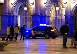 Agentes de la Policía Nacional en la Plaza Mayor.