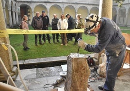 Imagen del público viendo a Jesús Luengo trabajar con el bloque de piedra