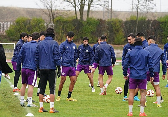 Rondo de los jugadores del Salamanca UDS, durante la sesión de trabajo del pasado jueves en Las Pistas.