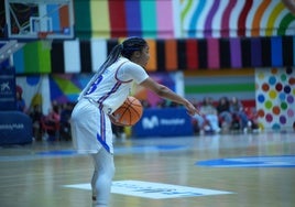 Arica Carter ordenando el juego de Avenida este sábado ante el Estudiantes.